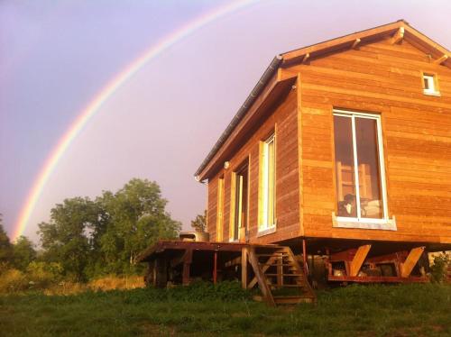 Maison en bois dans un pré