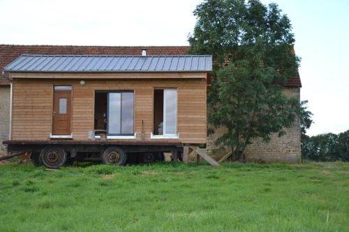 Maison en bois dans un pré