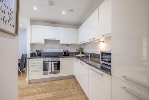 2 BED AT SLOUGH STATION & PARKING - LONDON IN 20 MINS - By Tempstay in Slough