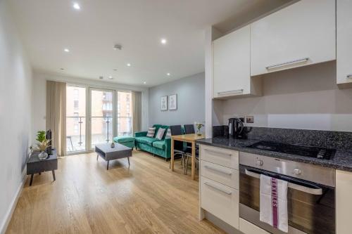 2 BED AT SLOUGH STATION & PARKING - LONDON IN 20 MINS - By Tempstay in Slough