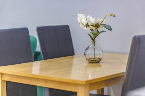 2 BED AT SLOUGH STATION & PARKING - LONDON IN 20 MINS - By Tempstay in Slough