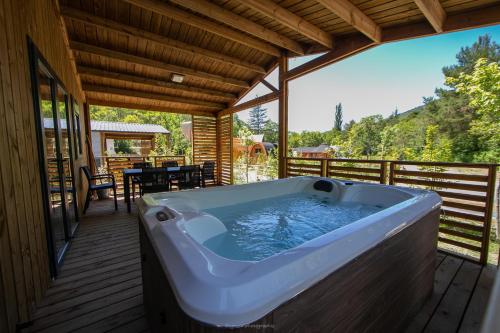 Three-Bedroom Chalet with Spa Bath (6 Adults)