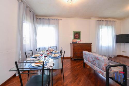 DesenzanoLoft Villa Palm Garda Beach, with garden, barbecue and pool