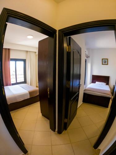 1 king bed, 2 twin beds
