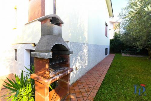 DesenzanoLoft Villa Palm Garda Beach, with garden, barbecue and pool