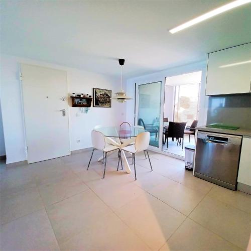 3 bedroom beach side - Tap to explore photos