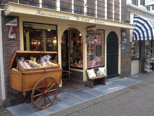 Hotel Hanzestadslogement De Leeuw in het centrum, Snoepwinkel, Hanzemuseum, Koffieschenkerij met Binnenplaats, Kamers met keukentje en Ontbijtservice