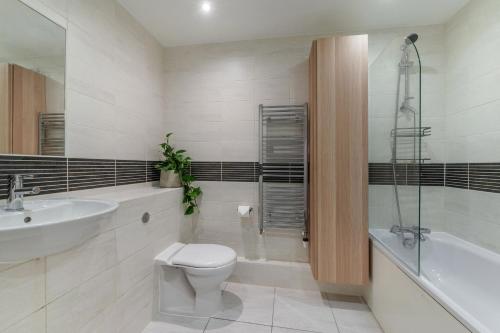Luxury 2 Bedroom Apartment, Balcony View, Holland Park, Notting Hill, Chelsea, Complimentary Fast WiFi, Tea & Coffee, Londýn (fotografie 3)