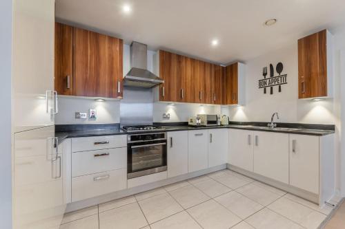 Luxury 2 Bedroom Apartment, Balcony View, Holland Park, Notting Hill, Chelsea, Complimentary Fast WiFi, Tea & Coffee, Londýn (fotografie 7)