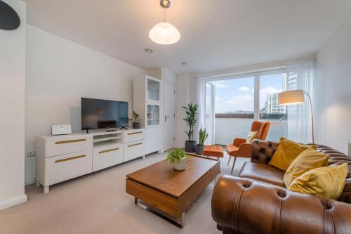 Luxury 2 Bedroom Apartment, Balcony View, Holland Park, Notting Hill, Chelsea, Complimentary Fast WiFi, Tea & Coffee, Londýn