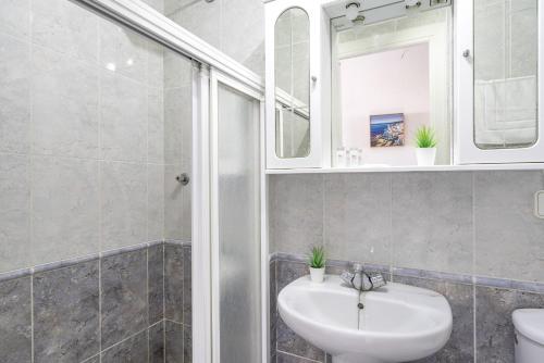 Hillside flat with pool in Calahonda by Costarentals - Ref 135