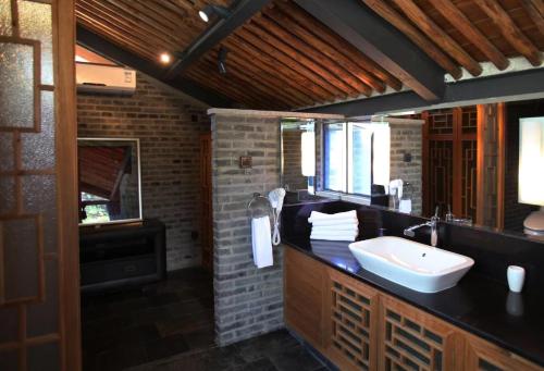 440558846 Brickyard Retreat at Mutianyu Great Wall Adjoin to Mutianyu Great Wall - Room with the View of Great Wall - Free Chinese massage experience - Vehicle Shuttle Service - International Catering - SPA& Nail Beauty Facilities