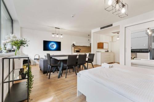 LAM Moon - AC - TERRACE, Bratislava