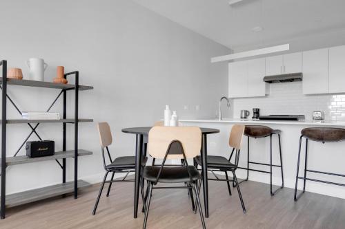 บริการและสิ่งอำนวยความสะดวก, Arlington Heights 1BR w Gym Lounge nr Metra CHI-592 in อาร์ลิงตัน ไฮทส์ (IL)