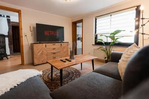 BG Living & Hosting - Mosel-Fachwerkhaus nahe Calmont Klettersteig - 2 Schlafzimmer, Parkplatz, WLAN & Netflix, 5 Personen in Ediger-Eller, Deutschland
