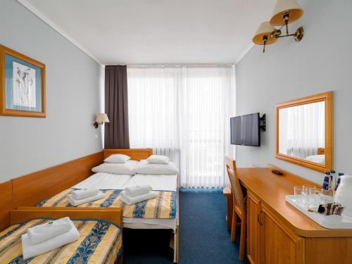 Double Room with Extra Bed image 2