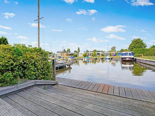 Detached house on the water with jetty in Langweer Frl