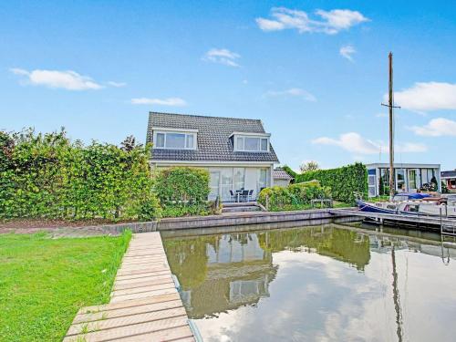  Detached house on the water with jetty in Langweer Frl, Pension in Boornzwaag bei Oudehaske