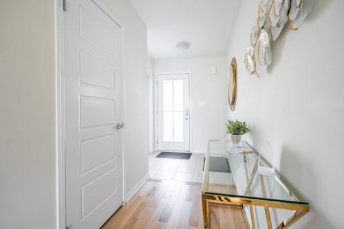 Facilities, New 3BR Townhouse, Minutes to Niagara Falls and Brock University by GLOBALSTAY in Thorold (ON)