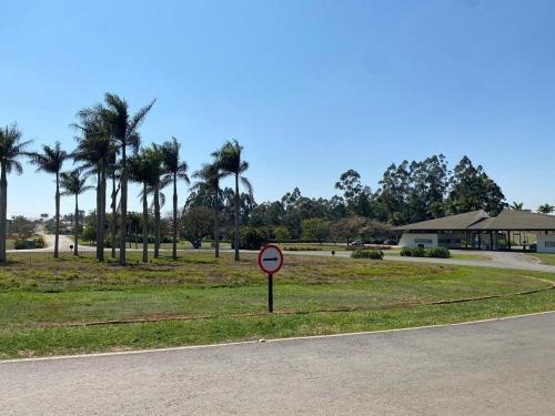 Linda Casa de Campo Nova em condomínio