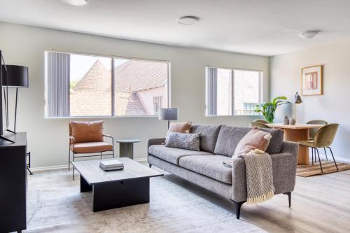 Fairfax 2BR w Pool nr WF TJ Melrose shopping LAX-491