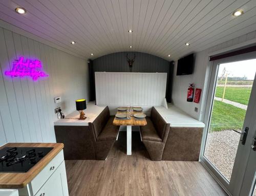 Kitchen, The Stag's Head - Shepherds Hut in Singleton