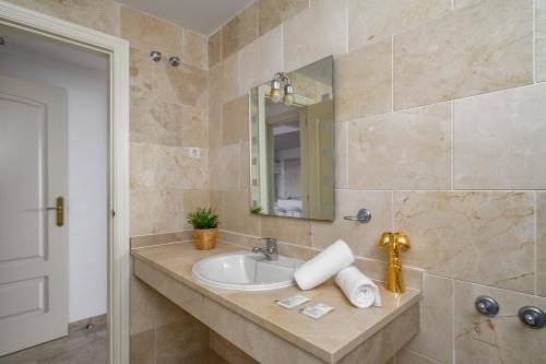 El Faro beachclose apt by Costarentals - Ref 177 - image 2