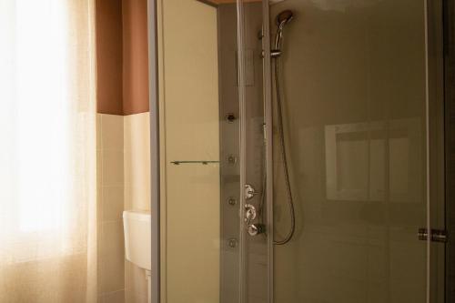 Twin Room with Private External Bathroom image 7