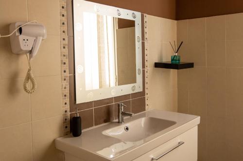 Twin Room with Private External Bathroom image 5