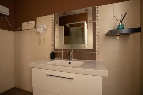 Twin Room with Private External Bathroom image 2