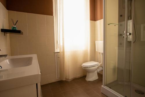 Twin Room with Private External Bathroom image 3