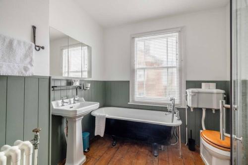 Stylish Home Central Windsor-Walk 2 All The Sights - By Tempstay, Windsor (Foto 6)