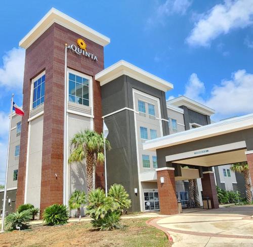 La Quinta Inn & Suites by Wyndham Pearsall