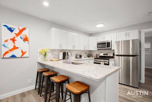 Recently Renovated Clarksville Apt for 4 and Parking in Austin, USA
