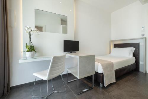 Triple Room with Partial Sea View image 10