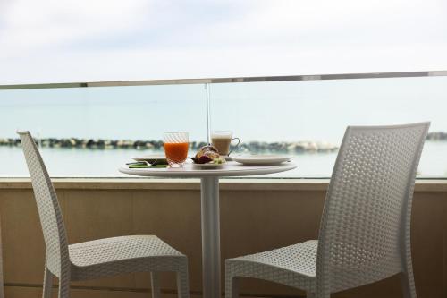 Deluxe Double or Twin Room with Sea View image 10