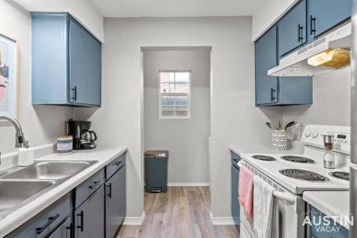 Stunning S Lamar Condo Near Top Bars and Dining in Austin, USA