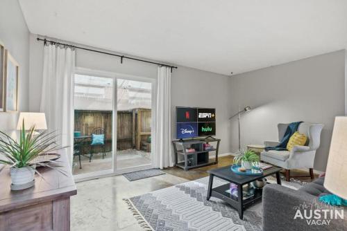 Stunning S Lamar Condo Near Top Bars and Dining in Austin, USA