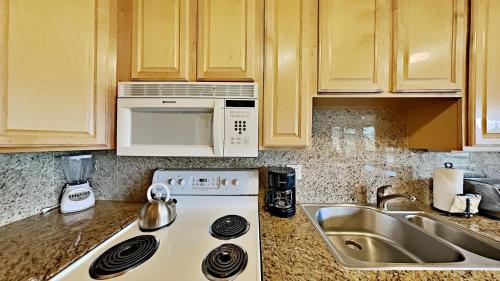 Two Bedroom Units at 1849 Condos with 3 Hot Tubs & Slopeside - image 12