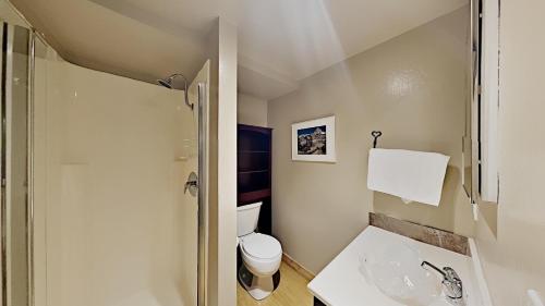Two Bedroom Units at 1849 Condos with 3 Hot Tubs & Slopeside - image 10