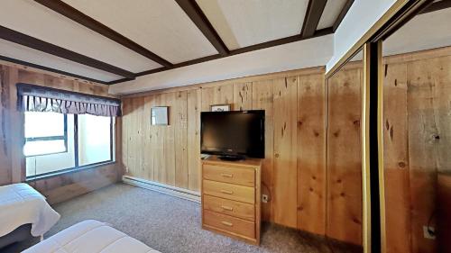 Two Bedroom Units at 1849 Condos with 3 Hot Tubs & Slopeside - image 2