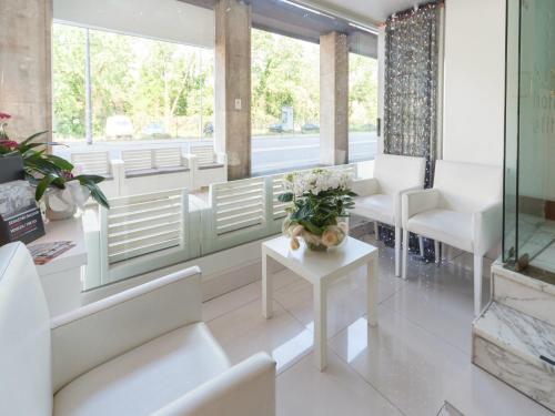 Suite Hotel Elite - image 14