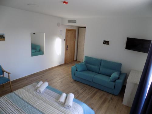 2 queen beds, 1 sofa bed