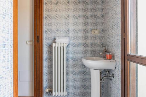 One-Bedroom Apartment image 9