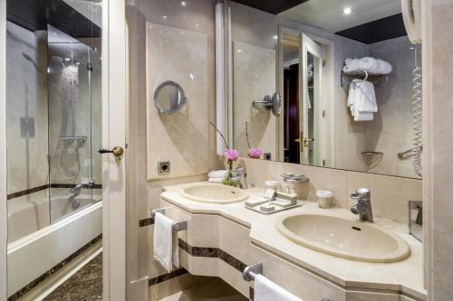 Superior Double Room with Terrace - The Wellington Club image 8