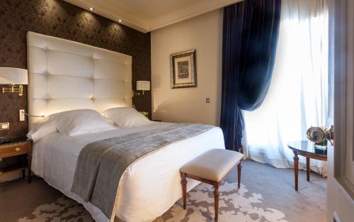 Junior Suite with Terrace - The Wellington Club image 7