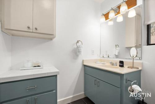 Modern Design in Renovated Apt Near Zilker Park in Austin, USA