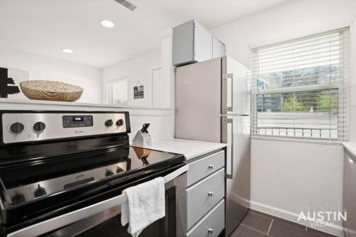 Great Clarksville Condo Near W 6th plus Free Parking in Austin, USA