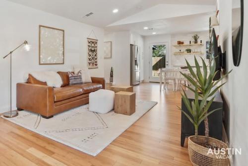 Trendy Remodeled Home by SoCo w Nice Outdoor Space in Austin, USA