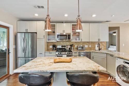 Sizable Screened in Porch w Luxury Kitchen and Bath